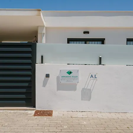Arkadie With Private Pool לוריניה
