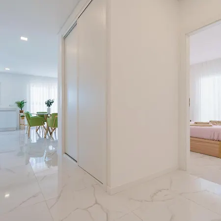 בית נופש Arkadie With Private Pool לוריניה
