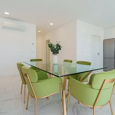 בית נופש Arkadie With Private Pool לוריניה